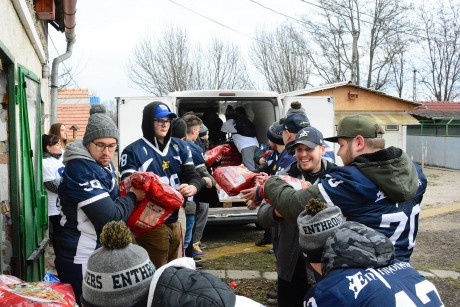 Ne petárdázz, vigyél tápot! - 1185kg kutyatápot gyűjtött az Enthroners a HEROSZ-nak